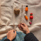 4 Grapat Nins Together Holzfiguren auf Tischdecke
