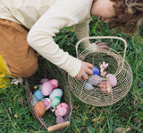 Kind betrachtet Grapat Osterdekoration Aurora Eggs