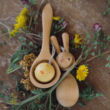 Grapat Osterdeko Hop and Peep auf Tisch liegend