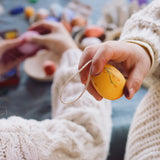 Grapat Osterdeko gelbes Sunrise Egg in Hand gehalten