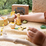 Kind spielt mit Jahreszeiten-Box "Hello summer"! von Grapat und Ostheimer