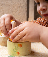 Kind mit Jahreszeiten-Box "Hello summer"! von Grapat und Ostheimer