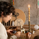 Kind am Spielen mit Jahreszeiten-Box "Hello Winter!" von Grapat und Ostheimer