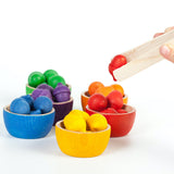 Grapat 6 Holzschälchen die mit Holzpinzette mit bunten Holz-Eicheln befüllt werden