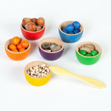 Grapat 6 Schälchen befüllt mit bunten Holzmurmeln und kleinen Alltagsgegenständen