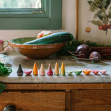 Veggies 12 handgemalte Holzgemüse von Grapat auf Küchentisch