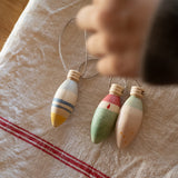 Kinderhand über Grapat Weihnachtsdeko Winter Sparkles