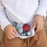 Grapat Weihnachtsdeko Wish Balls von Kind in Pullover gehalten