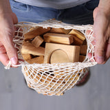 60 Natur Geo Klötze von Grimm's im Baumwoll-Beutel in Hand gehalten