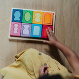 Kind mit Bauspiel Fenster von Grimm's