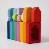 Holzelemente von Bauspiel Fenster von Grimm's hintereinander gereiht