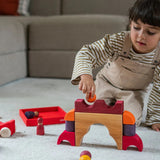 Kind am Spielen mit Bauspiel Rot von Grimm's