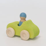 Grünes Cabrio mit Holzspielfigur von Grimm's