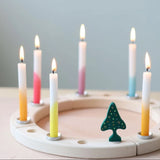 Grimm's Festtagsring mit Grimm's Festtagskerzen Dip Dye Regenbogen