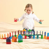 Kind spielt mit Bauset "Formen und Farben" von Grimm's mit 70 Teilen in 5 Formen