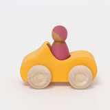 Gelbes Cabrio von Grimm's mit Holzfigur in Seitenansicht