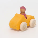 Gelbes Cabrio von Grimm's mit Holzfigur in Schrägansicht