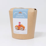 Gelbes Cabrio von Grimm's mit Holzfigur in Verpackung