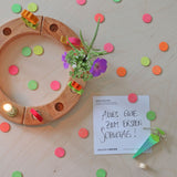 Konfettitaler Neon von Grimms um Festtagsring verteilt