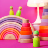 Neonfreund Grün von Grimm's vor Scheibentürmen und Regenbogen in Neonpink