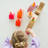 Kind spielt mit Neonfreunden Pink von Grimms