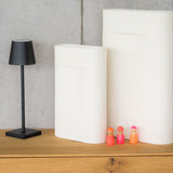 Neonfreunde Pink von Grimms auf Regel vor Vasen