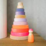 Neonfreund Pink von Grimms vor großem Scheibenturm Neonpink