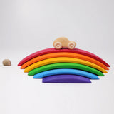 Regenbogenbrücke von Grimm's in Seitenansicht mit Fahrzeug