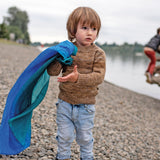 Junge draußen mit Spielseide Ozean von Grimm's