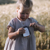 Kind mit Portemonnaie Pinguin Emil aus Kunstleder von Little Who