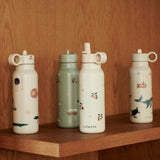 Falk Trinkflaschen von Liewood in Regal stehend