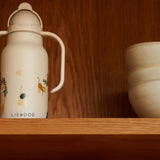 Kindertrinkflasche Kimmie von Liewood Modell All together in Schrank stehend