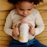 Kind mit Kimmie Kinder-Trinkflasche von Liewood im Design "Cats and Dogs"