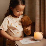 Kind mit Nachtlicht Samson von Liewood