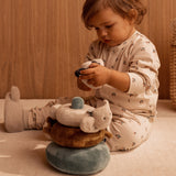 Plüsch-Stapelturm Sannie von Liewood_mit Kind