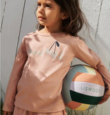 Kind mit Volleyball Villa von Liewood im Farbton Peppermit Multi Mix