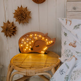 Kinderlampe Reh von Little Lights neben Bett