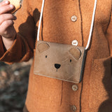 Kind mit Brustbeutel Bär Lillesol von Little Who