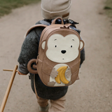 Kind mit Kinderrucksack "Großer Affe Momo" von Little Who