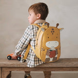 Kind mit Kinderrucksack Giraffe Trudy von Little Who