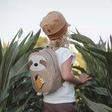 Kind in Feld mit Little Who Kinderrucksack Grosses Faultier Norbert