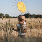 Kind in Getreidefeld mit Little Who Kinderrucksack Grosses Faultier Norbert