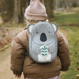 little-who-rucksack-kinder-kita-vegan-grosser-koala-knut-mit-kind-draussen