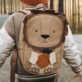 Kind mit Little Who Kinderrucksack "Großer Löwe Kaius" mit Ananas-Patch