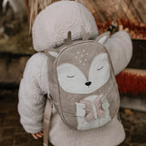Kind mit Little Who Kinderrucksack "Reh Alvy"
