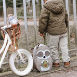 Kinderrucksack Großer Waschbär Waldemar aus veganem Leder von Little Who_Kinderrucksack mit Kind