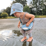 Kind mit Umhängetasche Wal Anton von Little Who