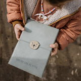 Kind mit U-Heft Hülle Otter von Little Who