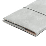 U-Heft Hülle Otter von Little Who Schrägansicht