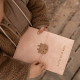 Kind mit U-Heft Hülle Reh von Little Who